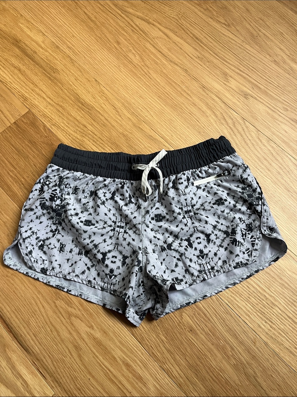 Vuori Women's Clementine Short Black & Gray Tie-Dye size M